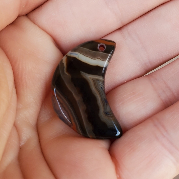 New Red Stripes Onyx Agate Crescent Moon Pendant. - Picture 6 of 10